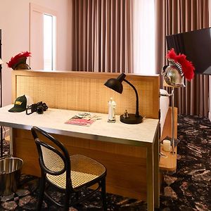 Camera media con letto king size